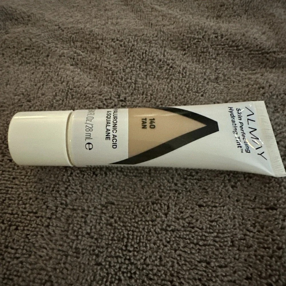 Almay Hydrating Lightweight Coverage Liquid Foundation Tint Tan 140